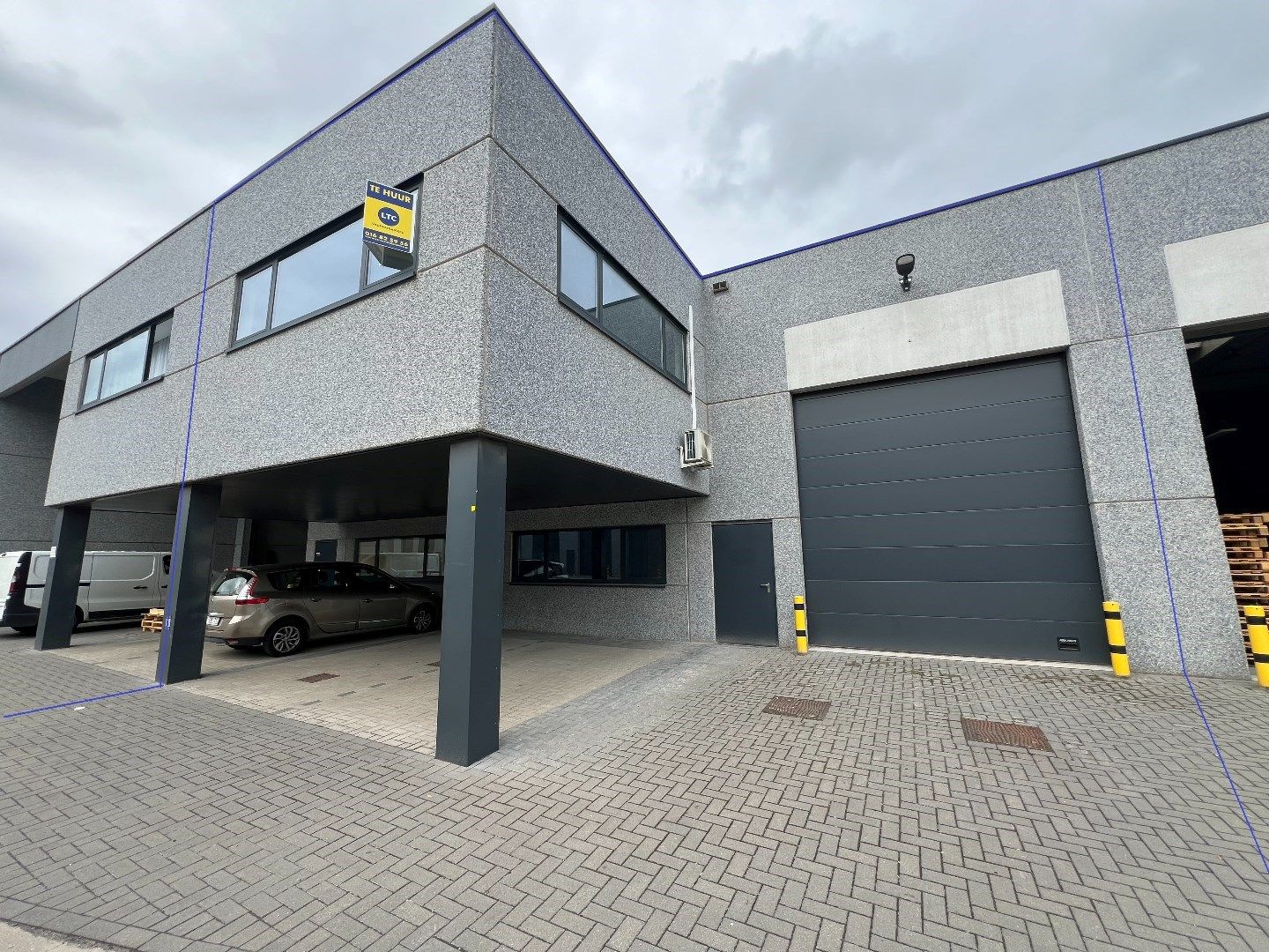 Zeer goed gelegen moderne industriehal van +/- 212m² (+ 36m² kantoorruimte) foto {{pictureIndex}}