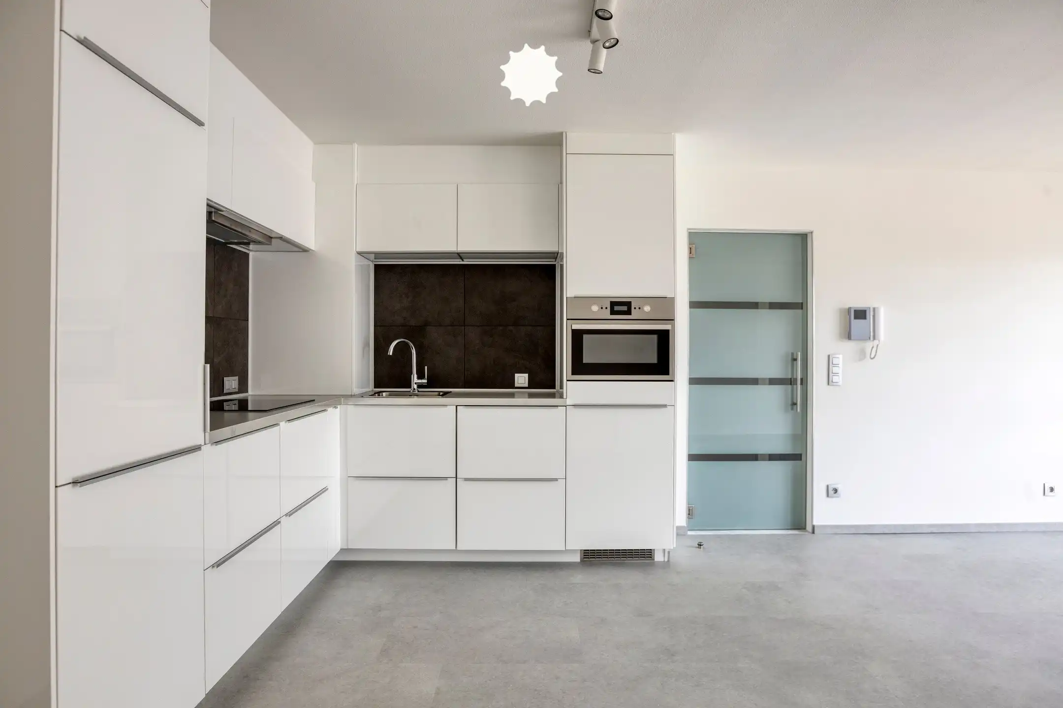 "Wonen zonder zorgen: vernieuwd appartement met garage" foto 6