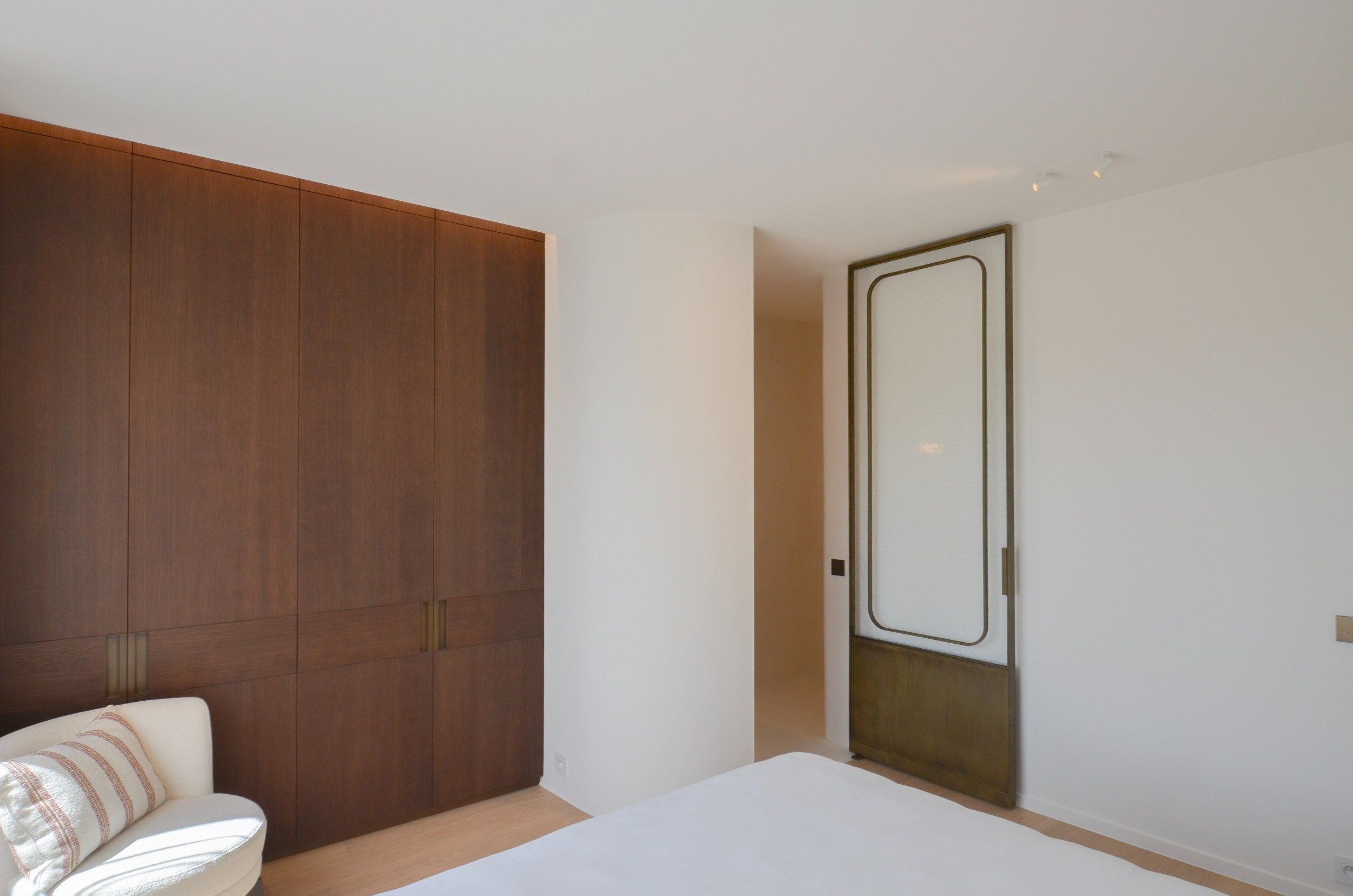 Uitzonderlijk gerenoveerd appartement met frontaal zeezicht in het Zoute. foto 28