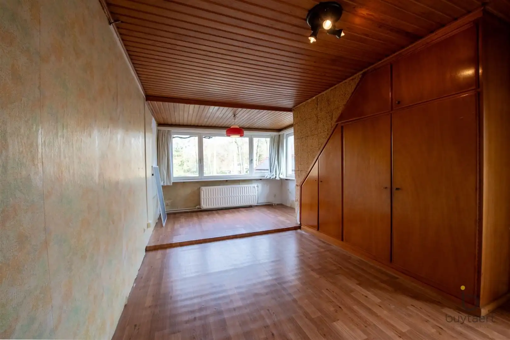 Veel renovatiepotentieel in ruime rustig gelegen familiewoning midden in het groen! foto 27