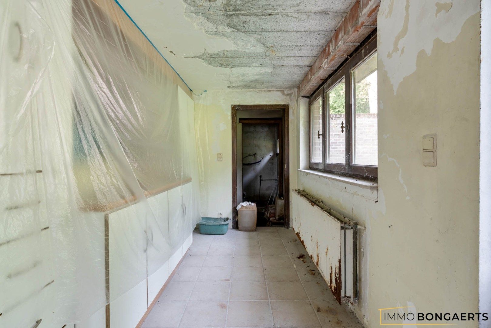 Rustig gelegen te renoveren woning op een uitzonderlijk perceel foto 11