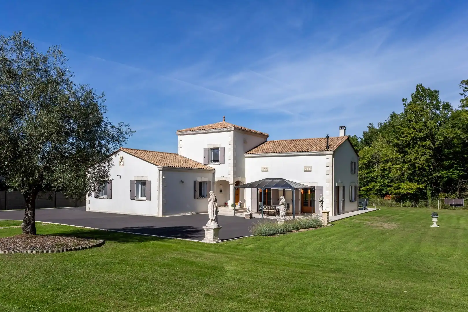 Unieke woning met karakter en een grote garage op uiterst rustige ligging in Mouthiers-sur-Boëme foto 2