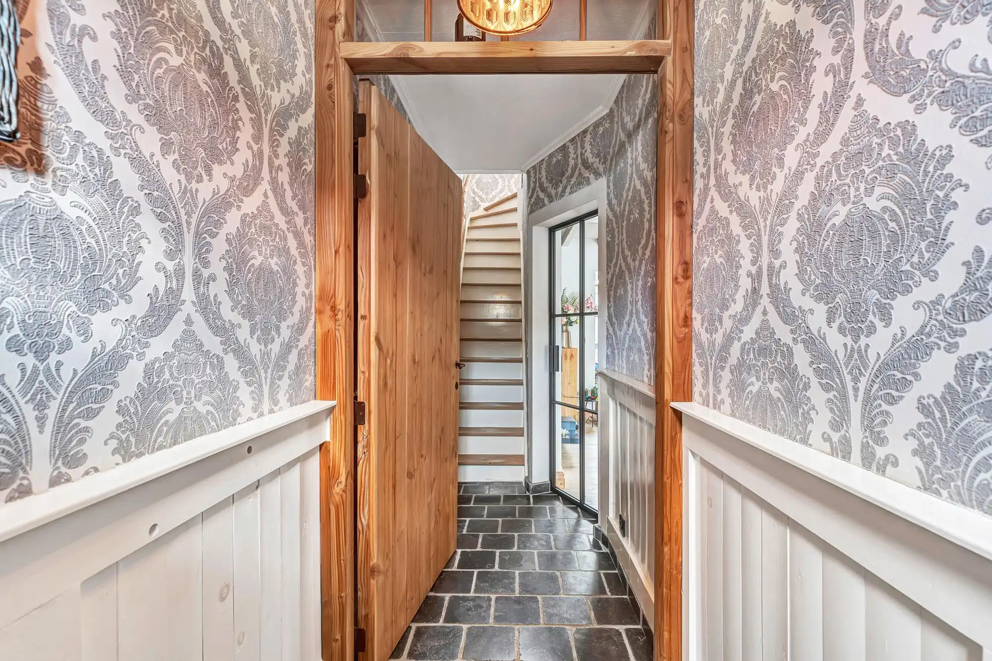 Instapklare gezinswoning met achteruitweg en garage foto 2