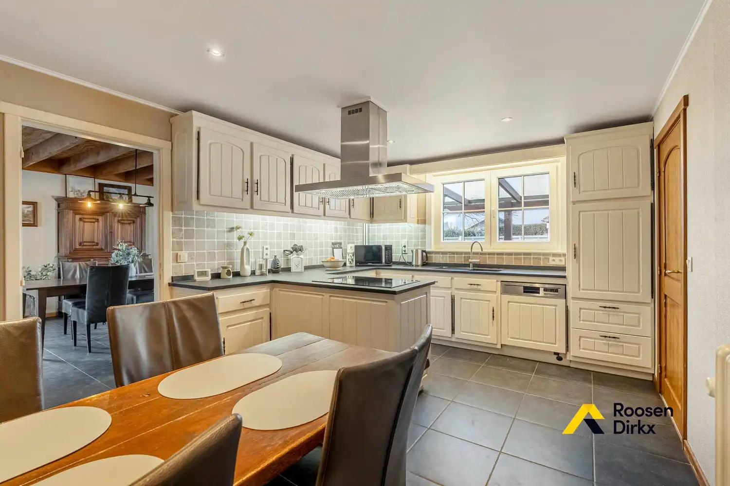 Solide woning met  4 slaapkamers en ruime garage op perceel van 734m² foto 10