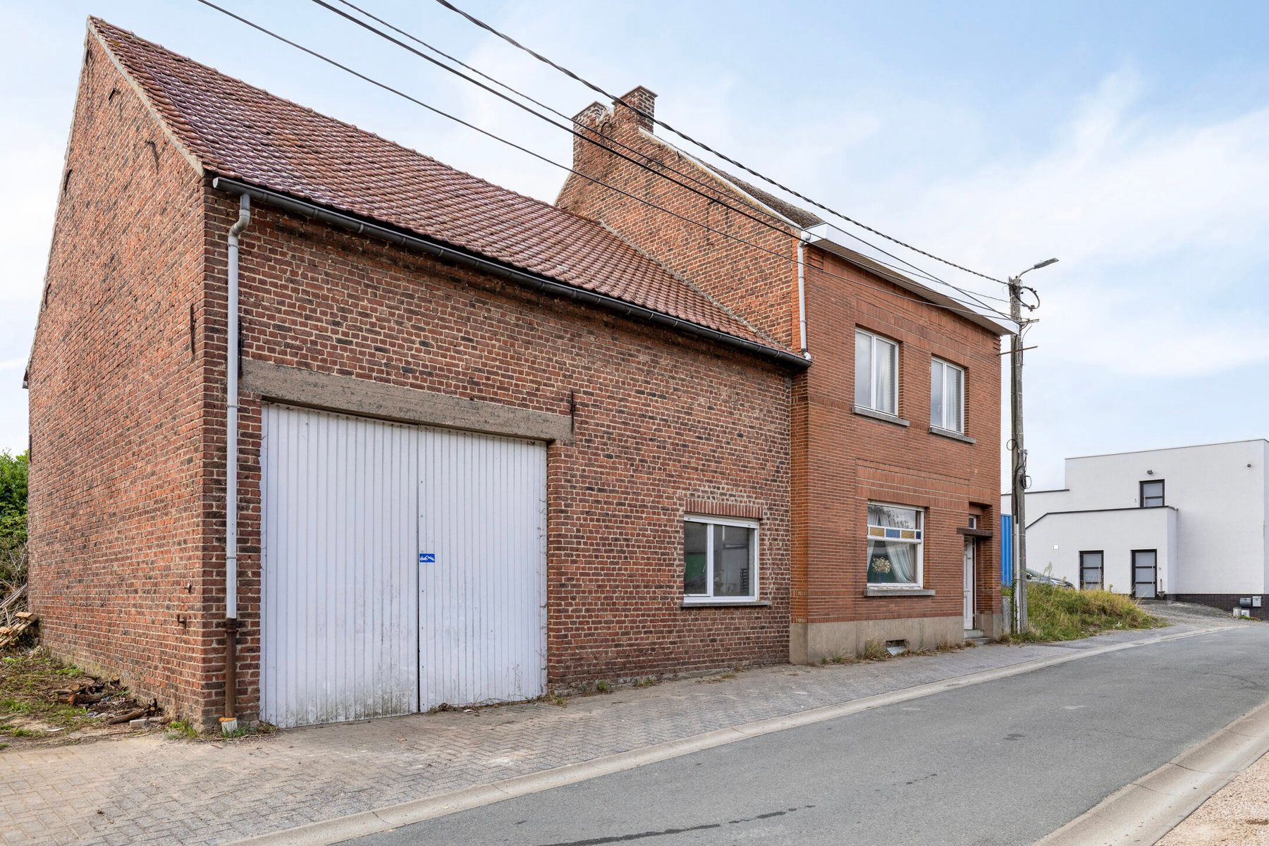 Hoofdfoto van de publicatie: Ruime te renoveren woning met opslagplaats in hartje Gooik