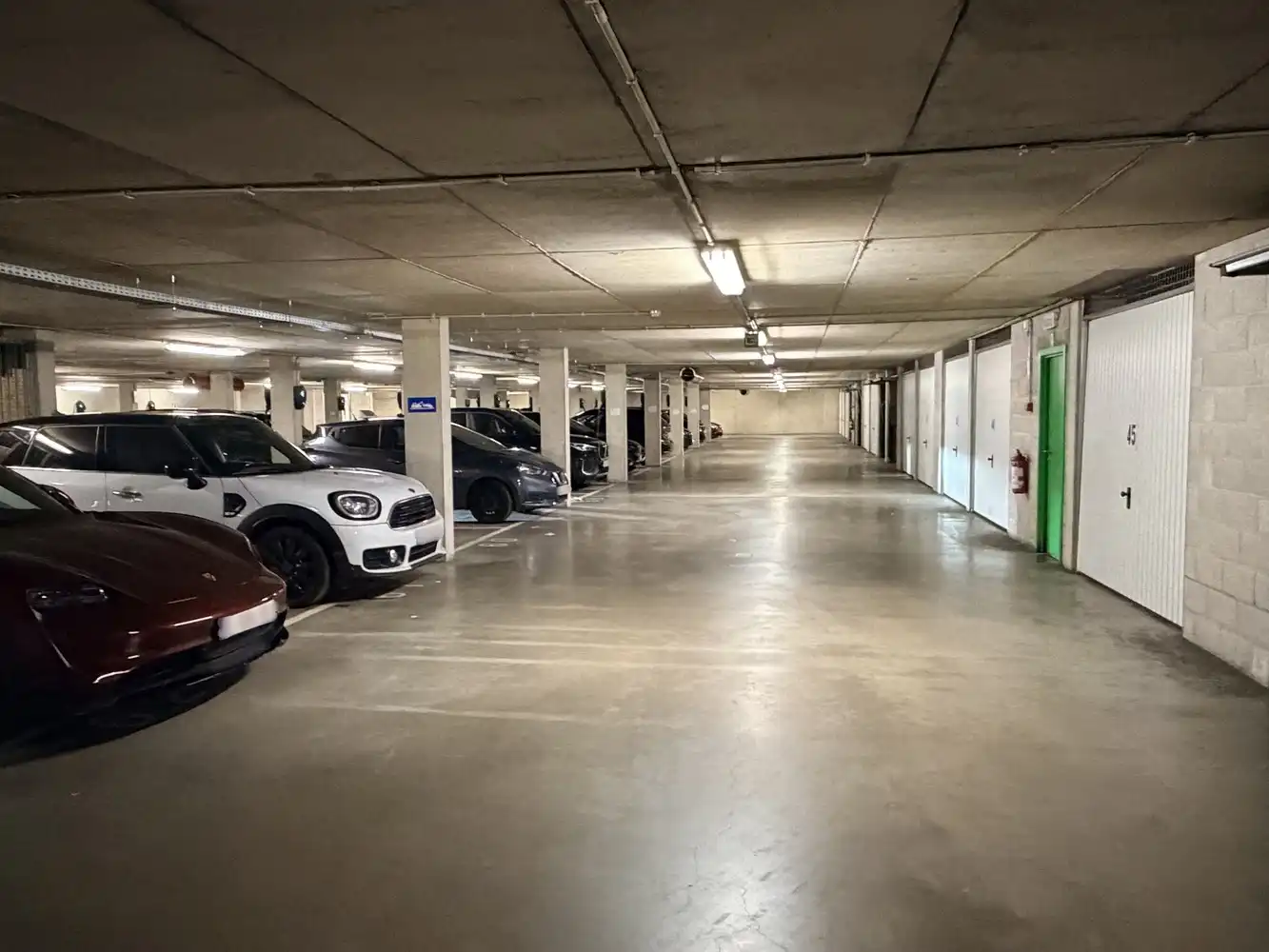Afgesloten, ruime garagebox in residentie Cartijnenveld te Leuven foto 2