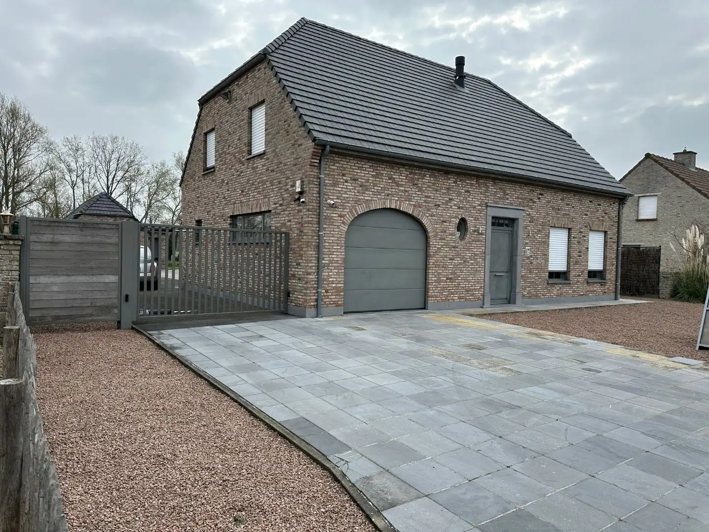 Alleenstaande woning met 3 slaapkamers, 3 garages en veel parkeermogelijkheid! foto {{pictureIndex}}