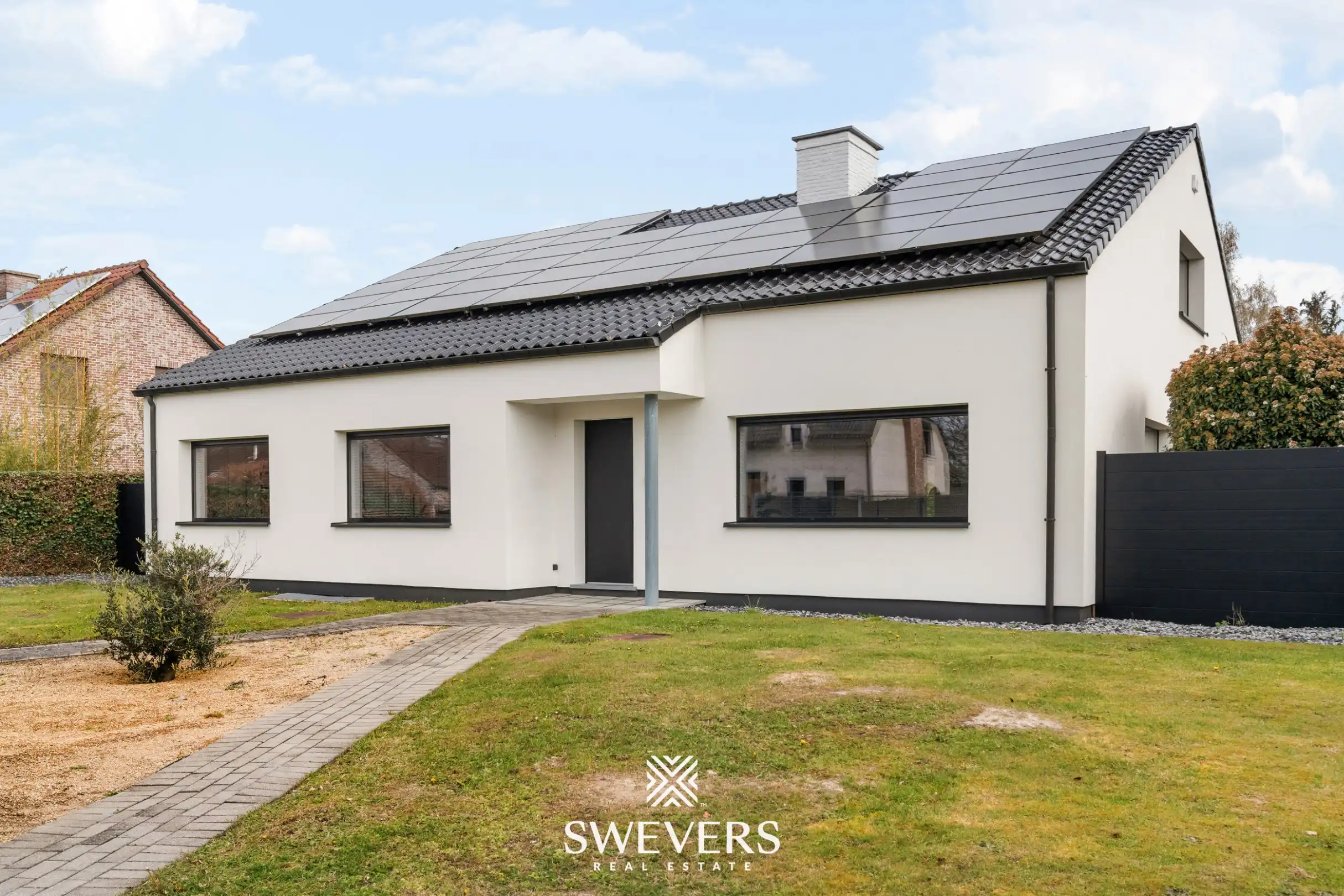 Volledig gerenoveerde villa met zwembad op prachtig perceel van 27a 49ca in Herk-de- Stad foto {{pictureIndex}}