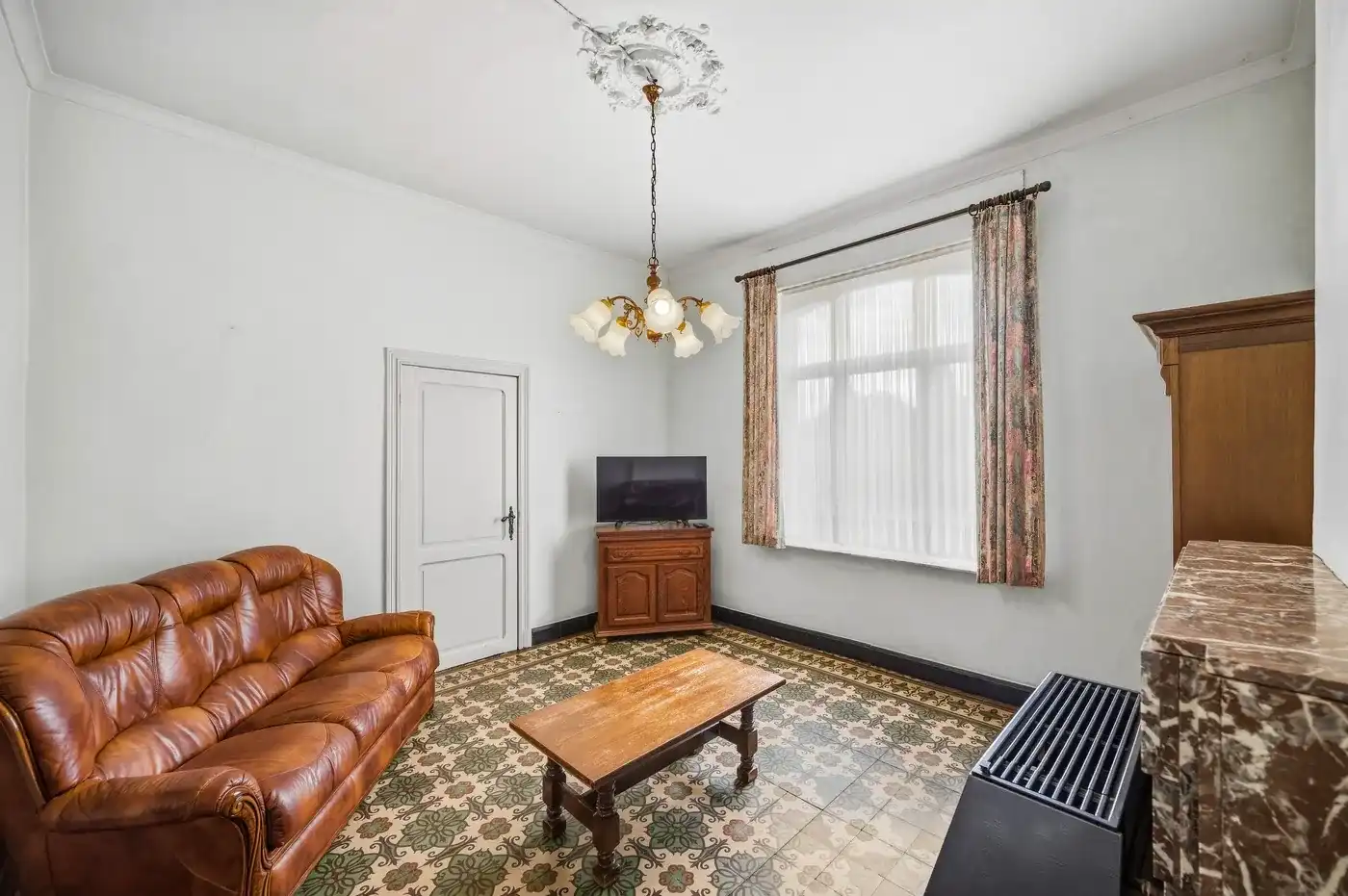 Charmante renovatiewoning met grote tuin en garage op royaal perceel foto 7