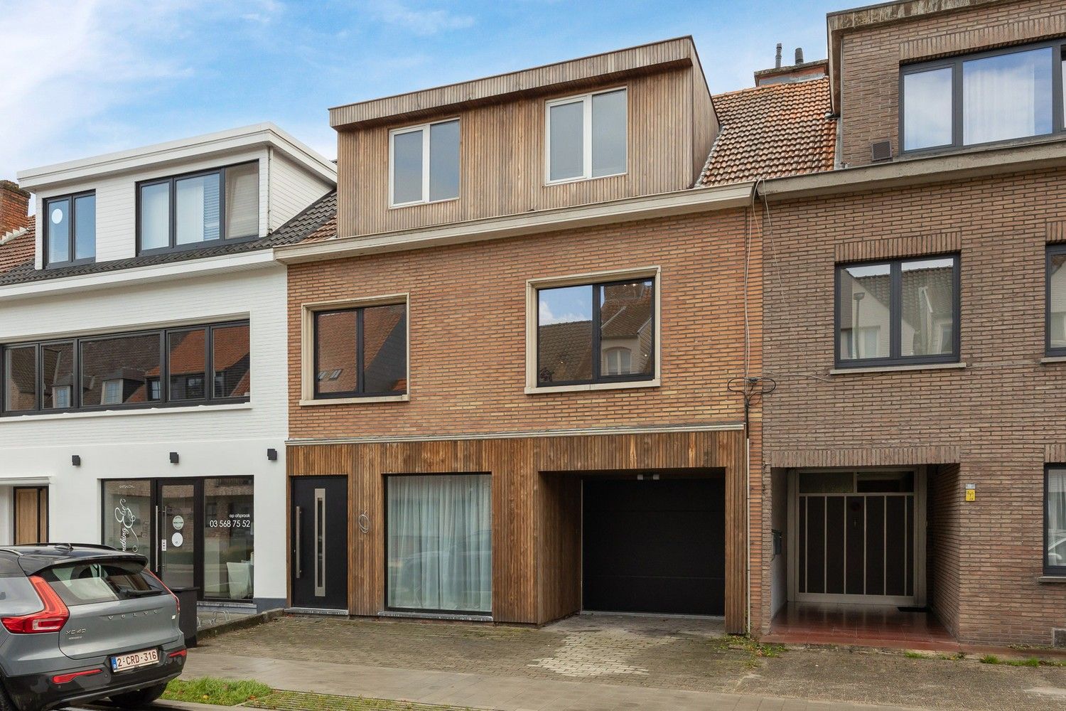 Stijlvol gerenoveerde woning in het hart van ’s-Gravenwezel foto {{pictureIndex}}