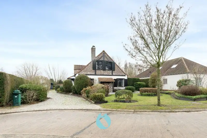 Hoofdfoto van de publicatie: Charmante woning met riante tuin op een perceel van 1.061 m² in een rustige verkaveling te Evergem.
