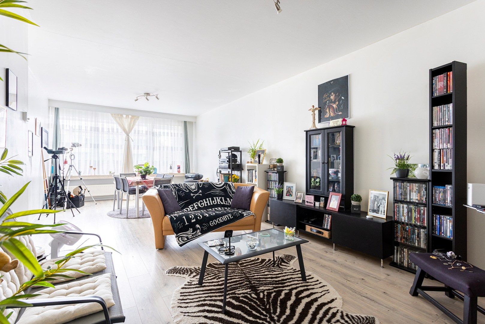 Gerenoveerd 2-slaapkamer appartement met garagebox en oprit! foto {{pictureIndex}}