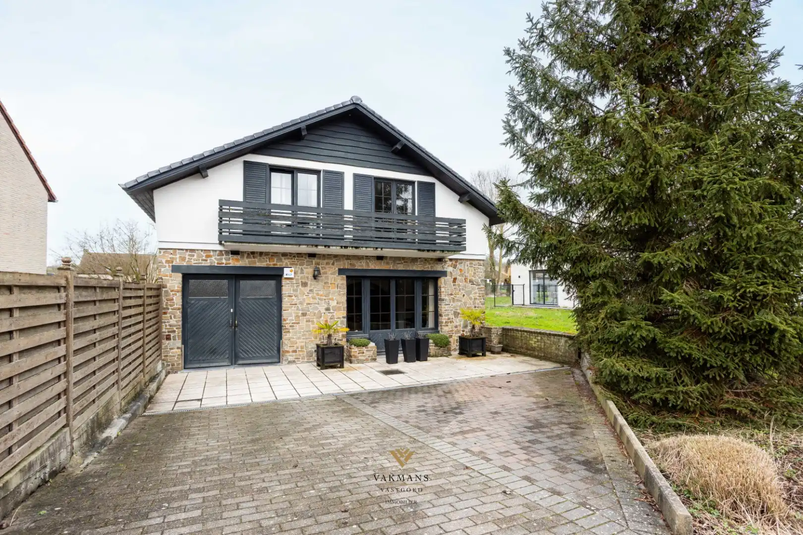 Ruime en charmante alleenstaande woning met 5 slaapkamers en 2 badkamers foto 3