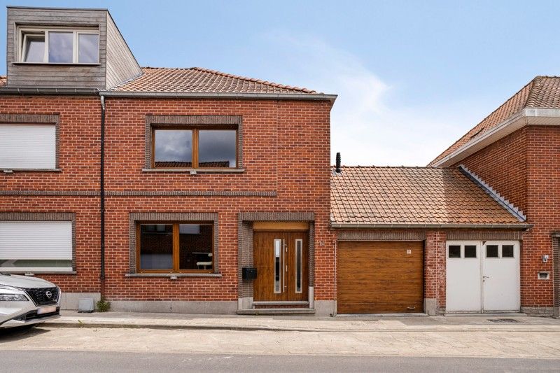 Gerenoveerde halfopen woning met 3 slaapkamers, zonnige tuin en inpandige garage in hartje Wakken! foto {{pictureIndex}}