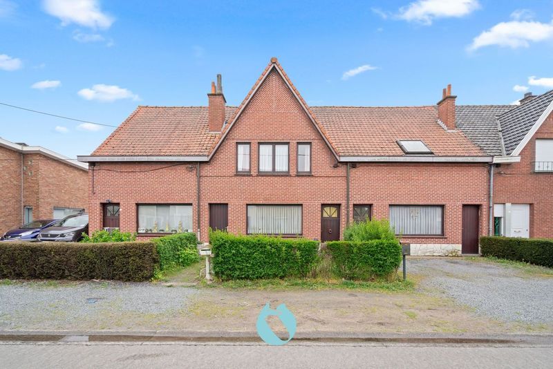 Hoofdfoto van de publicatie: Drie te renoveren woningen in het hart van Ertvelde - unieke investeringskans!