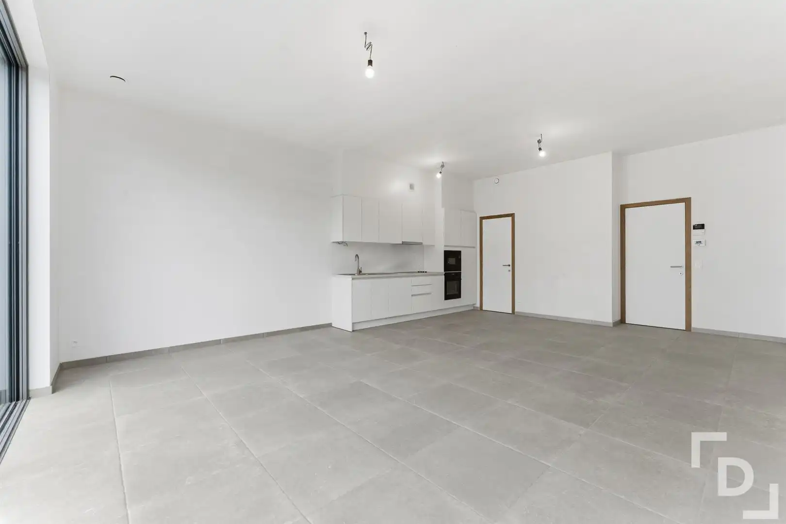 Nieuwbouwappartement met ruim terras te koop in centrum Ieper. foto 3