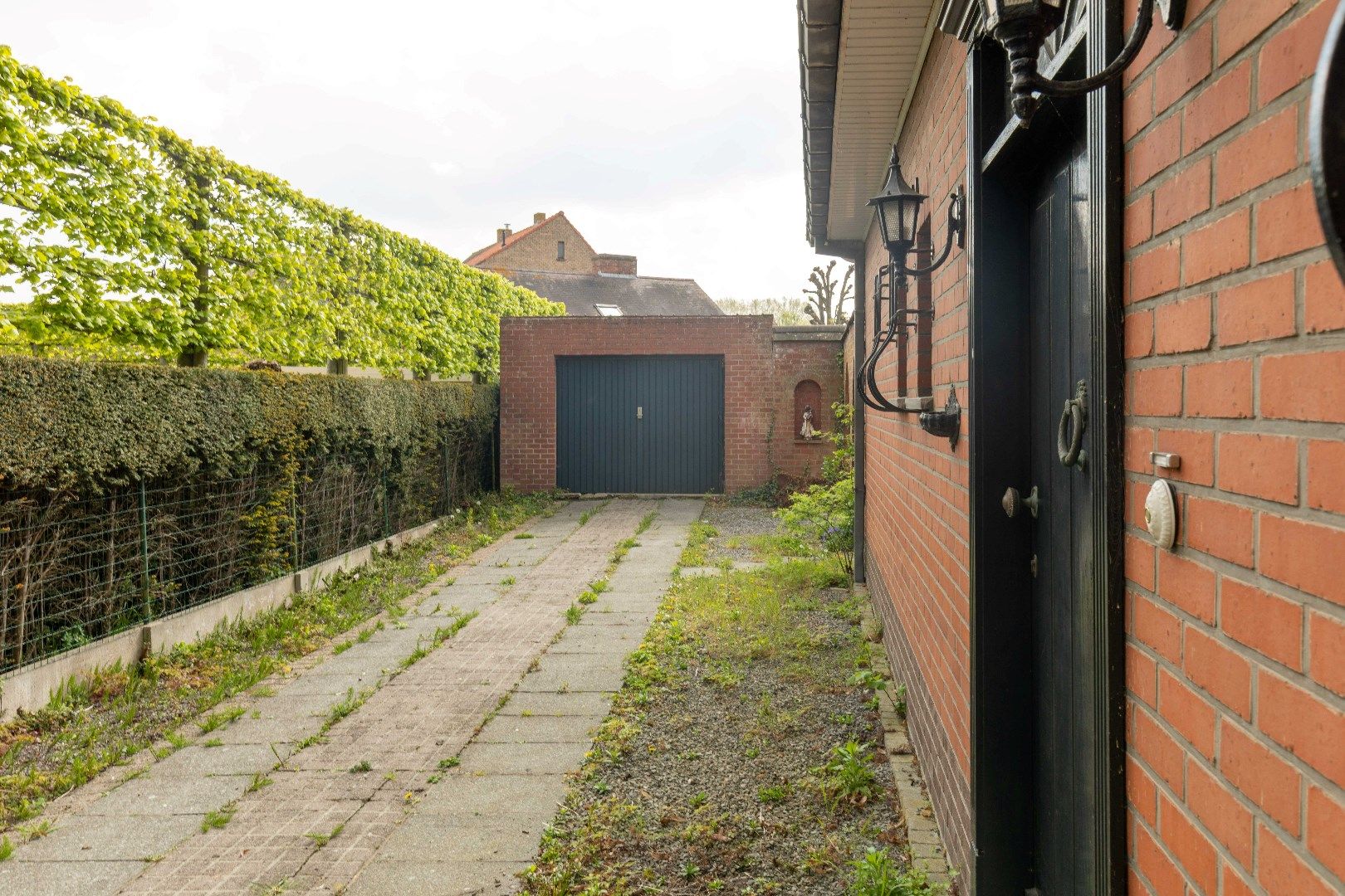 Verder te vernieuwen open bebouwing met grote garage, zonnige tuin en vijver nabij de Damse Vaart. foto 17