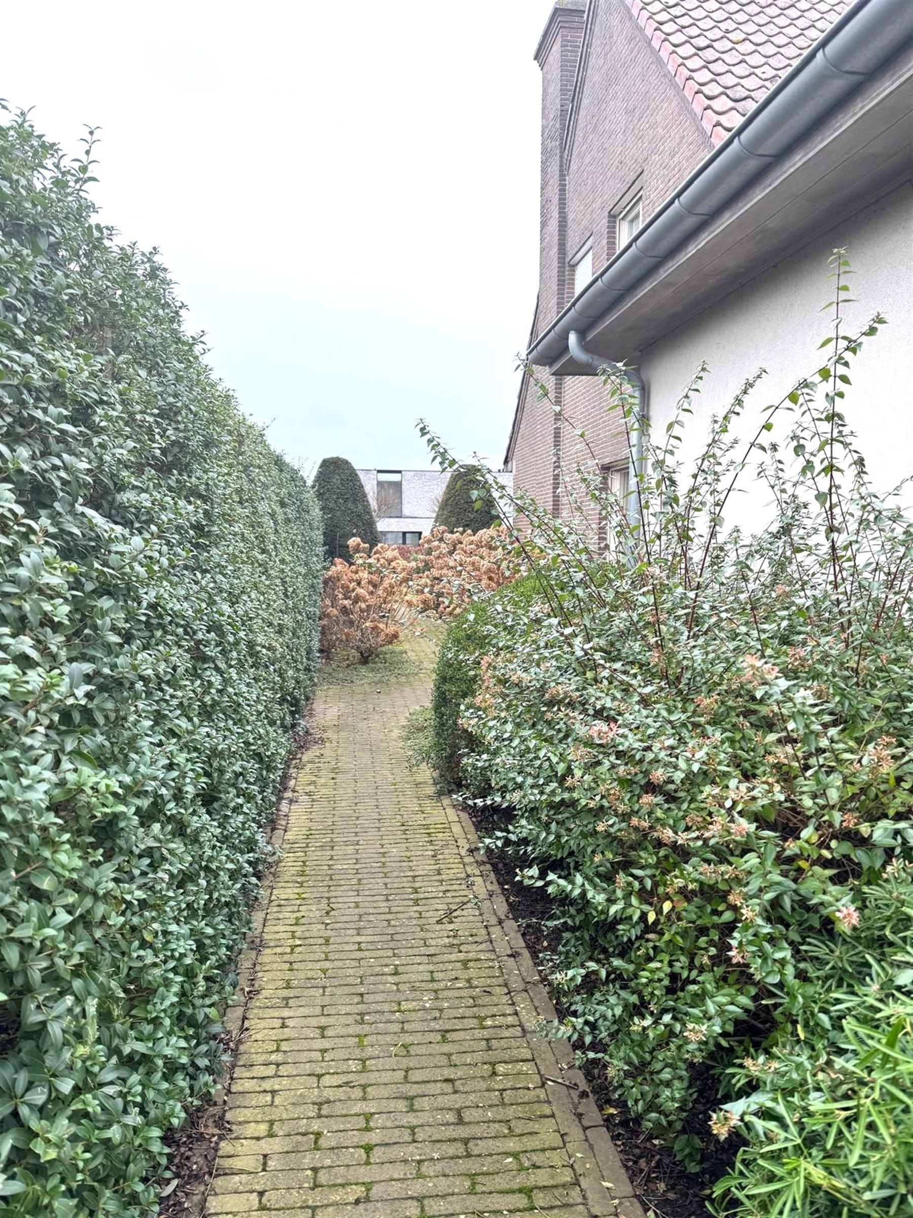 Instapklare woning in het centrum van Ingooigem met apart bureau foto 17