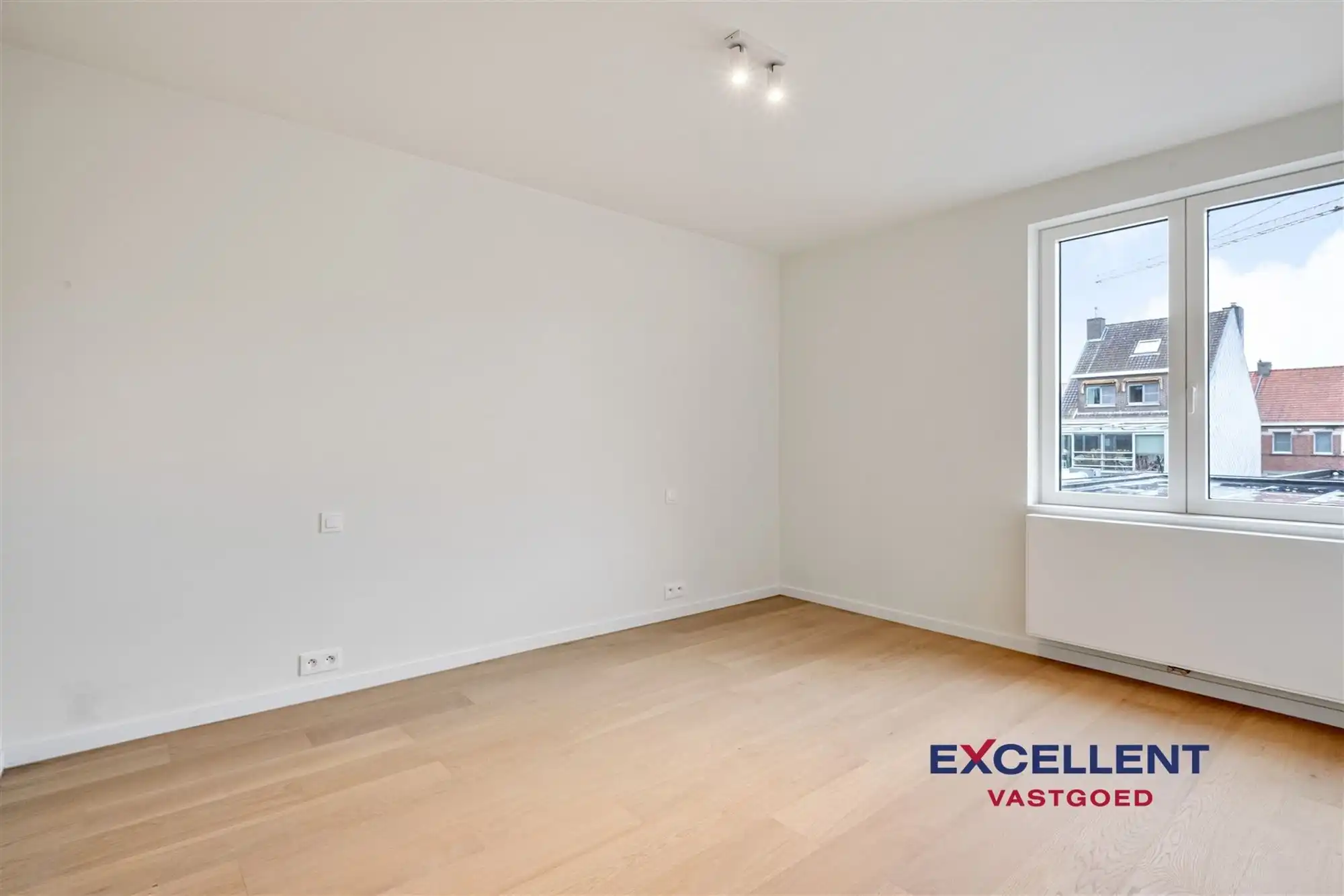 Volledig gerenoveerd 2-slaapkamer appartement centrum Deinze te huur foto 9