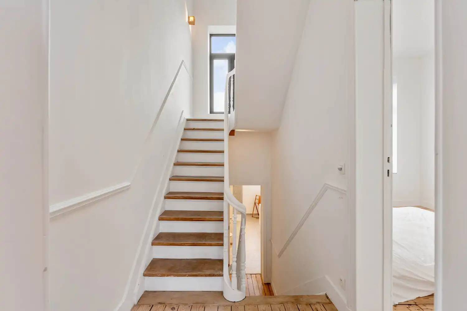 Prachtig gerenoveerd en energiezuinig herenhuis met 5 slaapkamers, 2 badkamers en een tuin op een toplocatie nabij het station van Leuven! foto 26