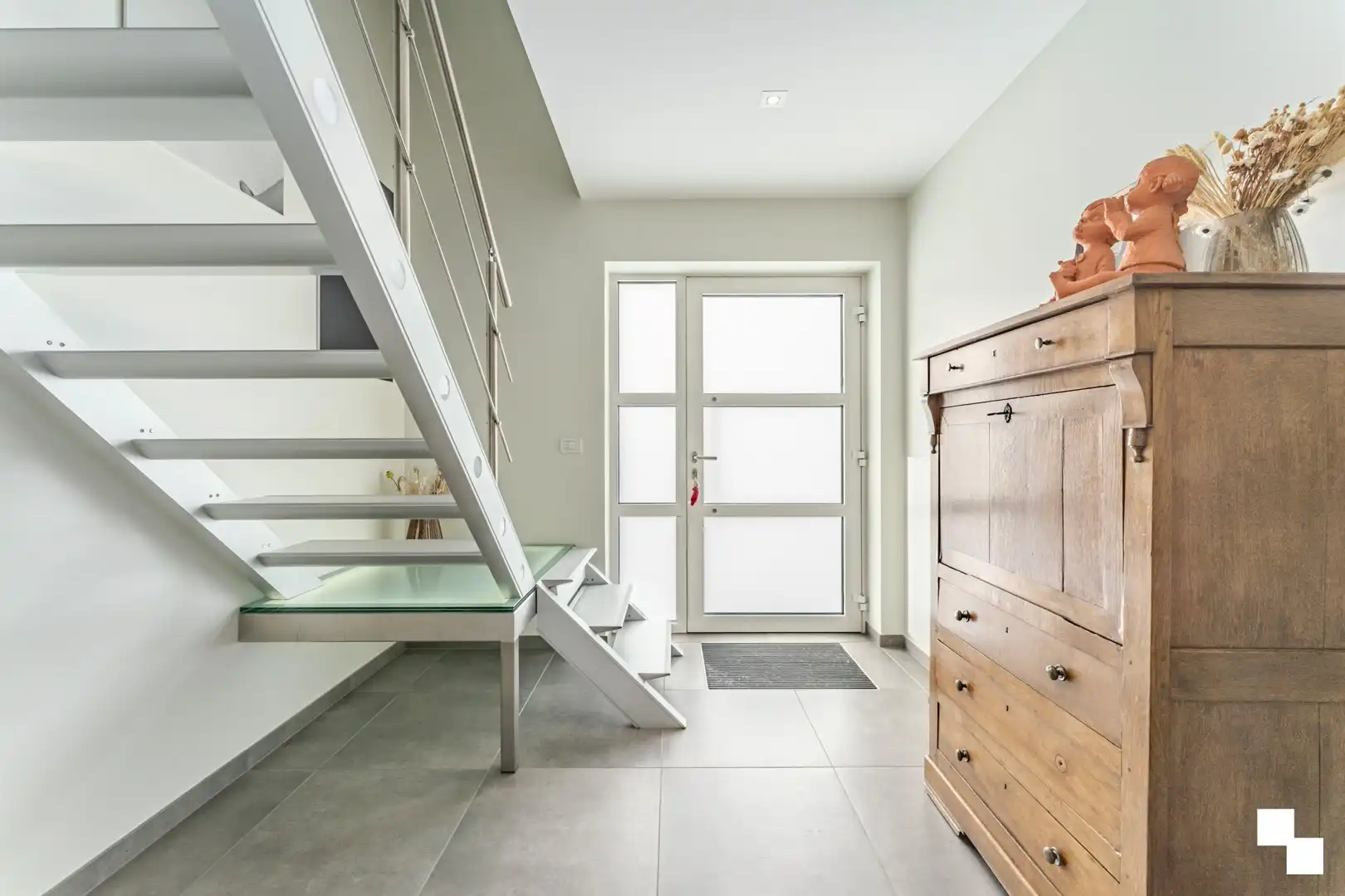 Veelzijdige eigendom met recente woning en heel wat opslagmogelijkheden te Lendelede foto 3