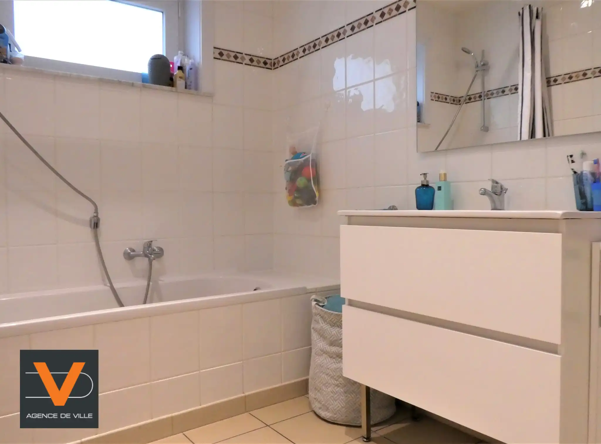 Prachtige koppelwoning met zonnig terras van 16m² en 2 autostaanplaatsen. Veel lichtinval door de grote ramen. foto 13