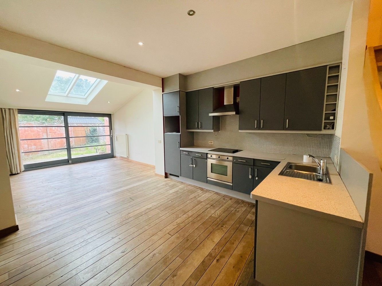 Assebroek, leuk ENERGIEZUINIG gezellig  instapklaar woonhuis met 3 SLAAPKAMERS en tuintje foto {{pictureIndex}}