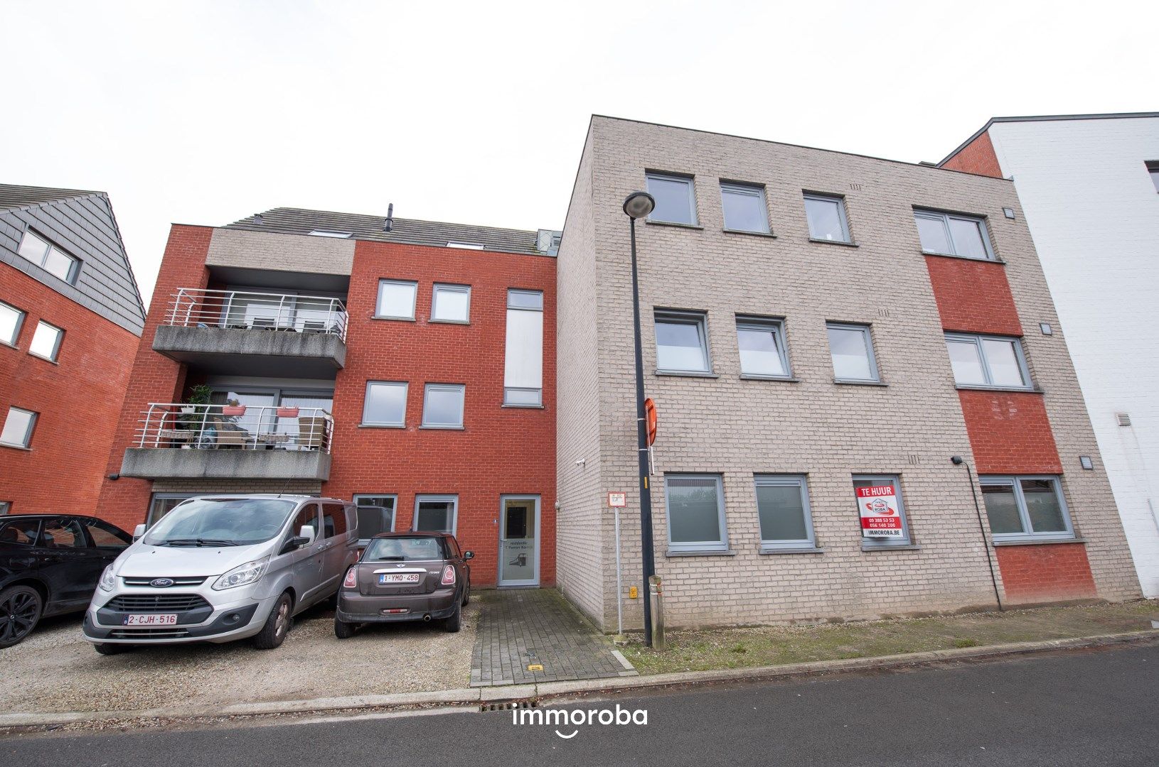 Gelijkvloers appartement in centrum Waregem met tuintje & garage. foto {{pictureIndex}}