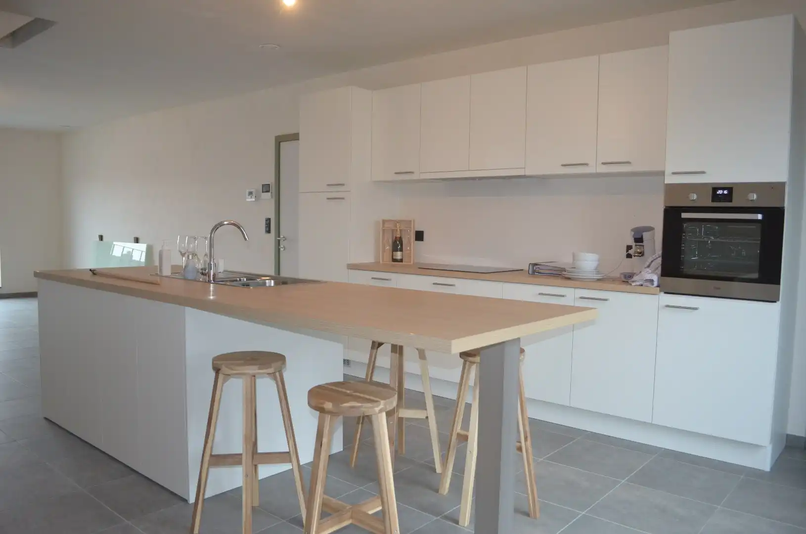 Recent duplex-appartement met twee slaapkamers, groot terras en autostaanplaats in het centrum. foto 7