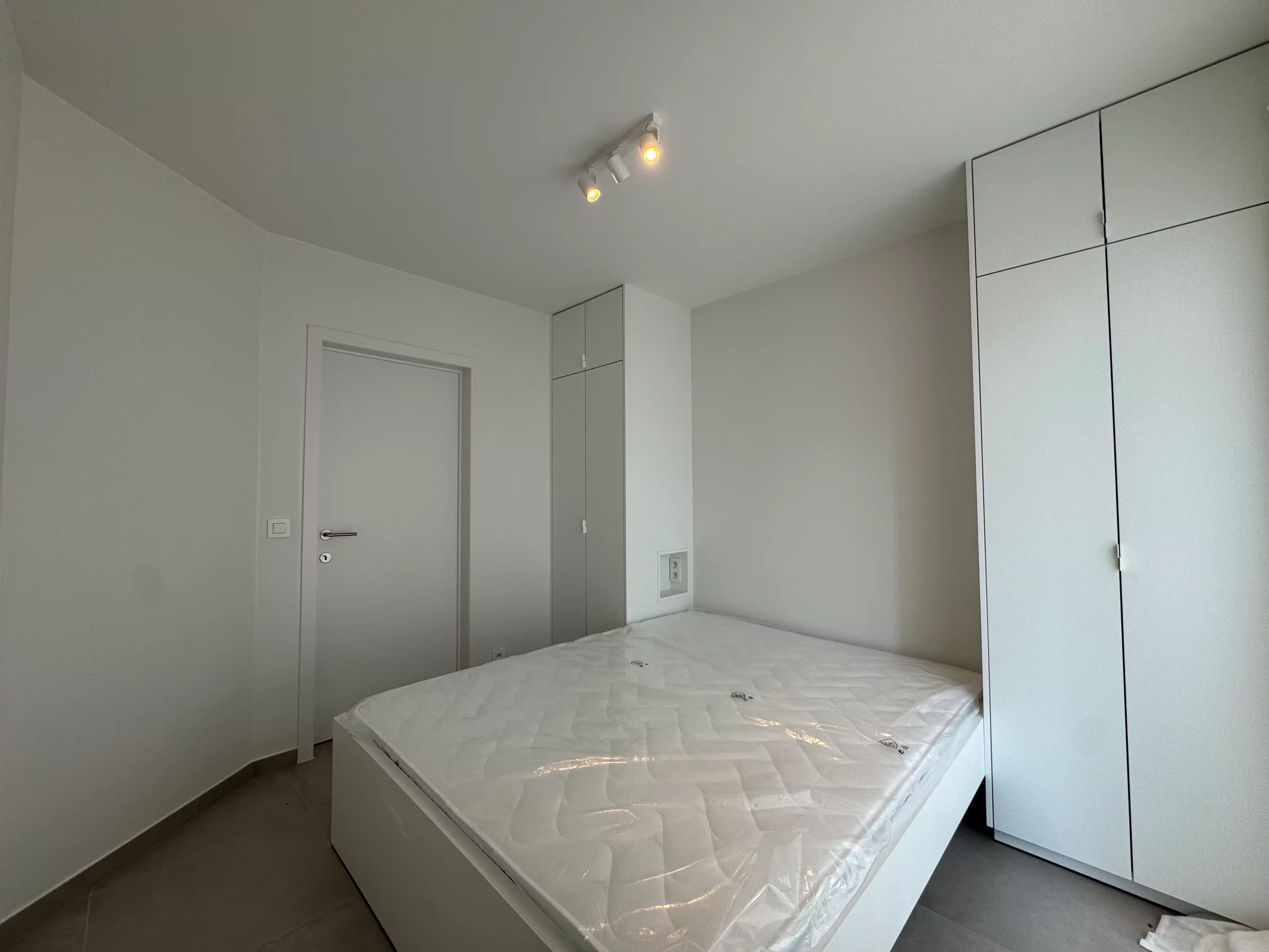 Verfijnd heringericht appartement met zicht op zee foto 8