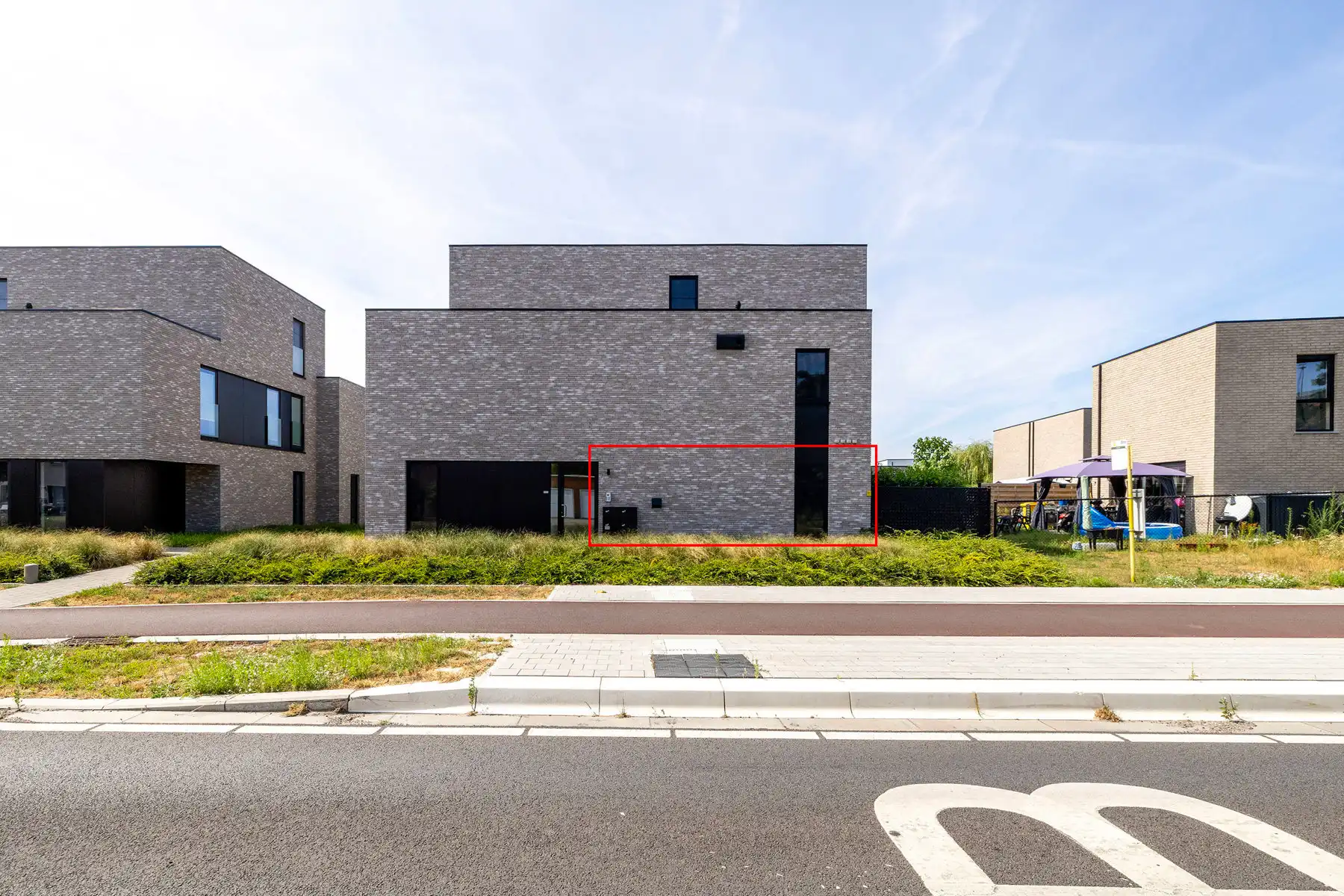 Instapklaar gelijkvloers appartement met carport, berging, luxe afwerking en aangelegde tuin foto {{pictureIndex}}