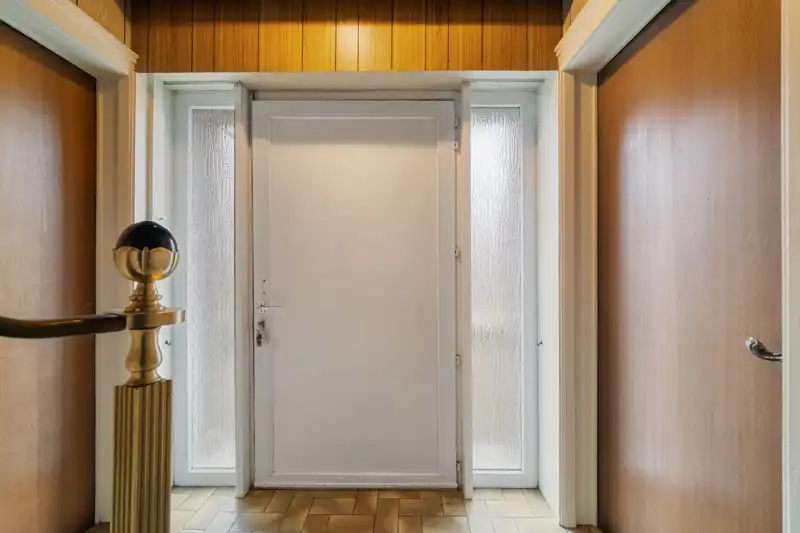 Westrozebeke-centrum. Te renoveren half open bebouwing, uitzonderlijke grote woning met veel bergruimte en garage. Potentieel als woonruimte 165-225m2. Tuin en tuinhuis. foto 3