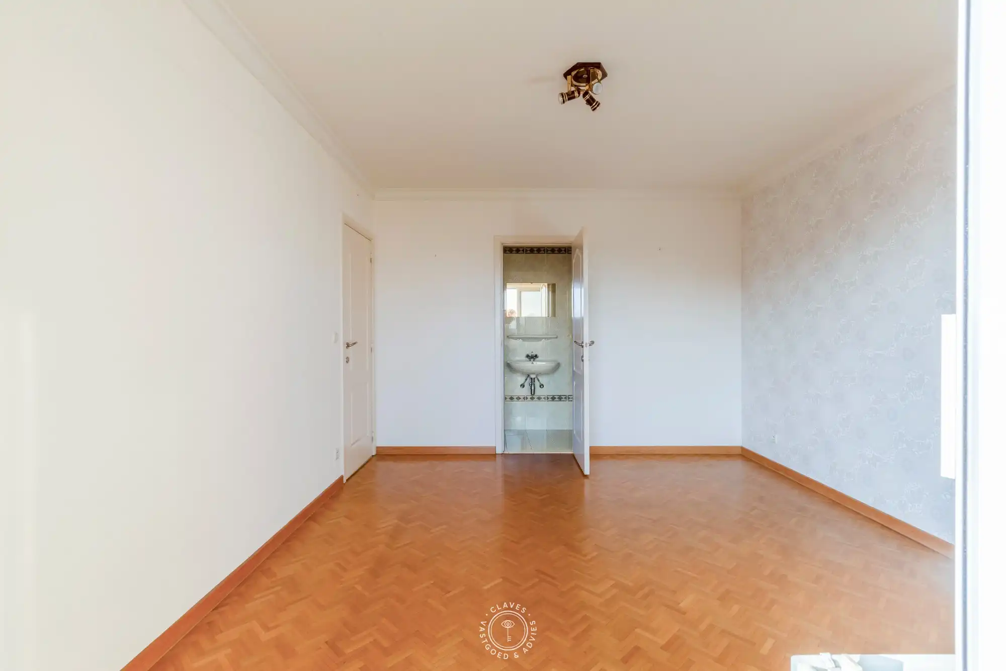 Centraal gelegen appartement met drie slaapkamers en veel lichtinval foto 12
