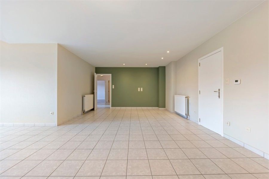 RUIM GELIJKVLOERS APPARTEMENT MET 3 SLKS EN EEN STAANPLAATS OP WANDELAFSTAND VAN HET CENTRUM VAN SINT-TRUIDEN foto 9