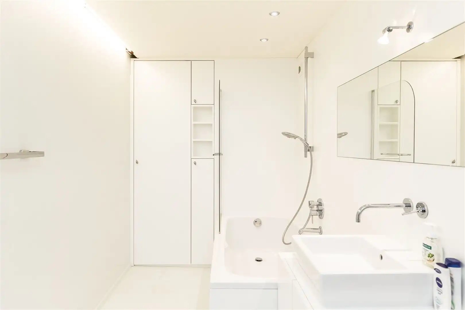 Gemeubelde luxestudio van 63 m² aan de Bolivarplaats foto 9