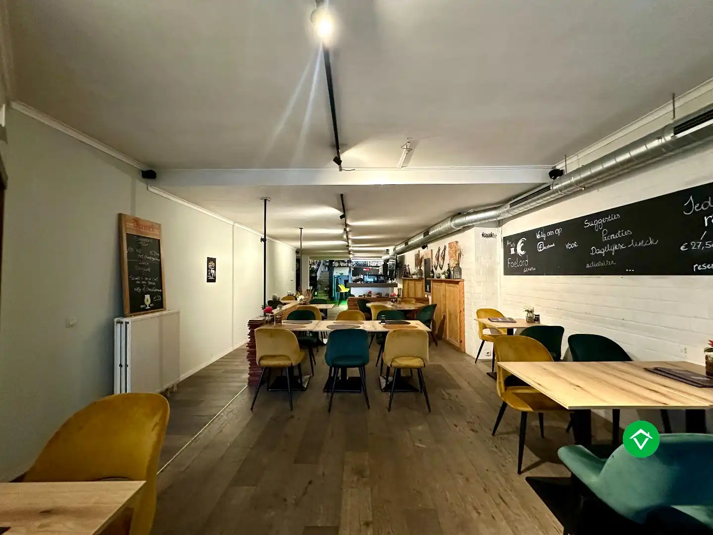 Café “Foelard” - centraal gelegen handelszaak op de Markt van Torhout foto 4