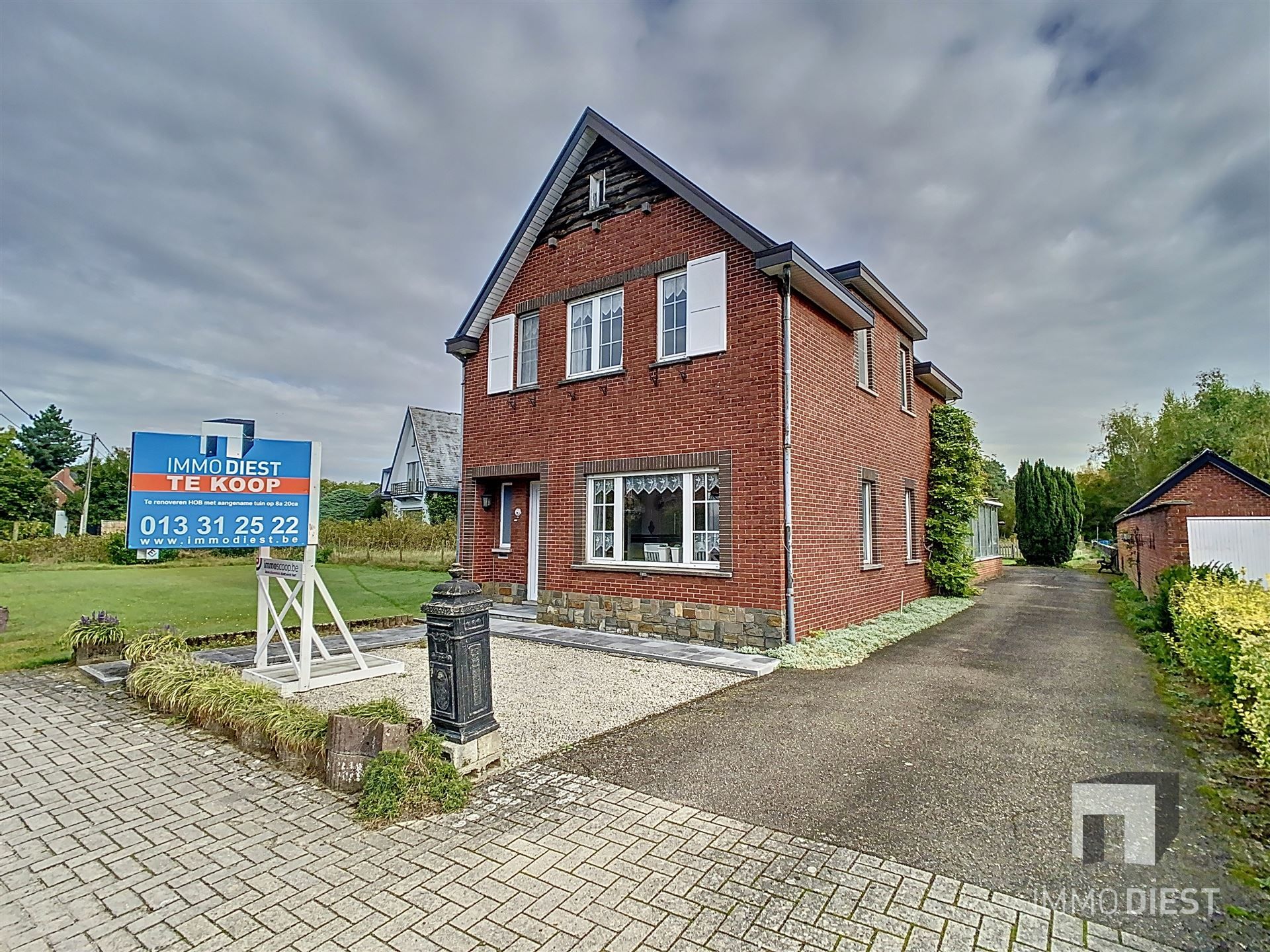 Op te knappen ruime woning met grote tuin en bijgebouwen foto 3