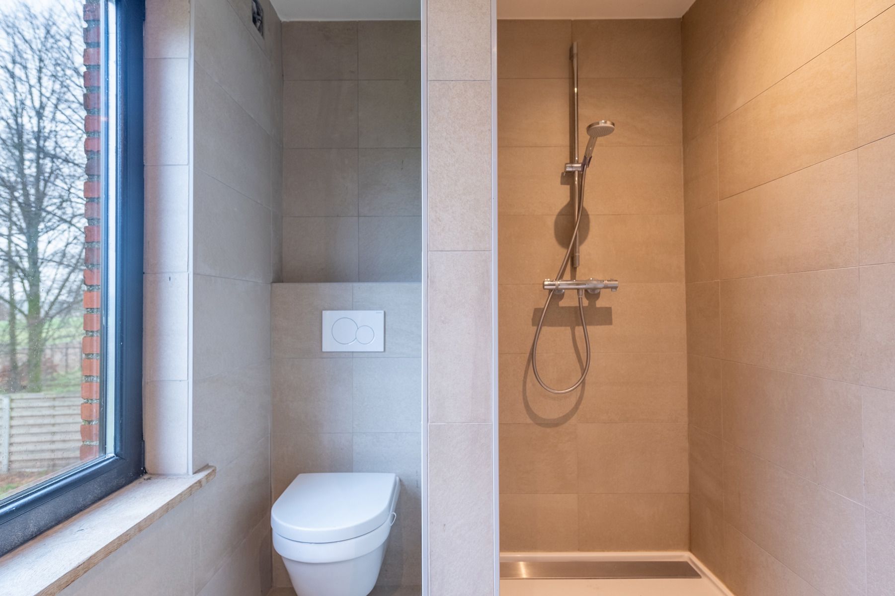 Gedeeltelijk gerenoveerd huis met bijgebouw, groen uitzicht foto 22