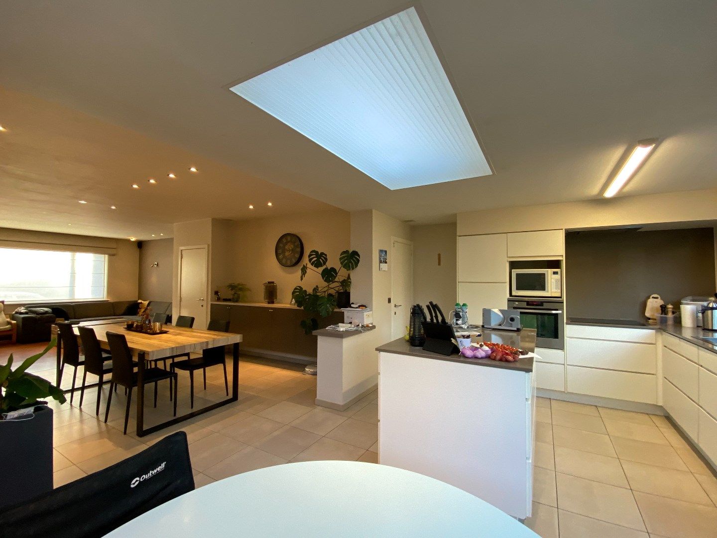 Hippe woning met 4 slaapkamers, dubbele garage en gelegen aan het sportpark te Kuurne. foto 8