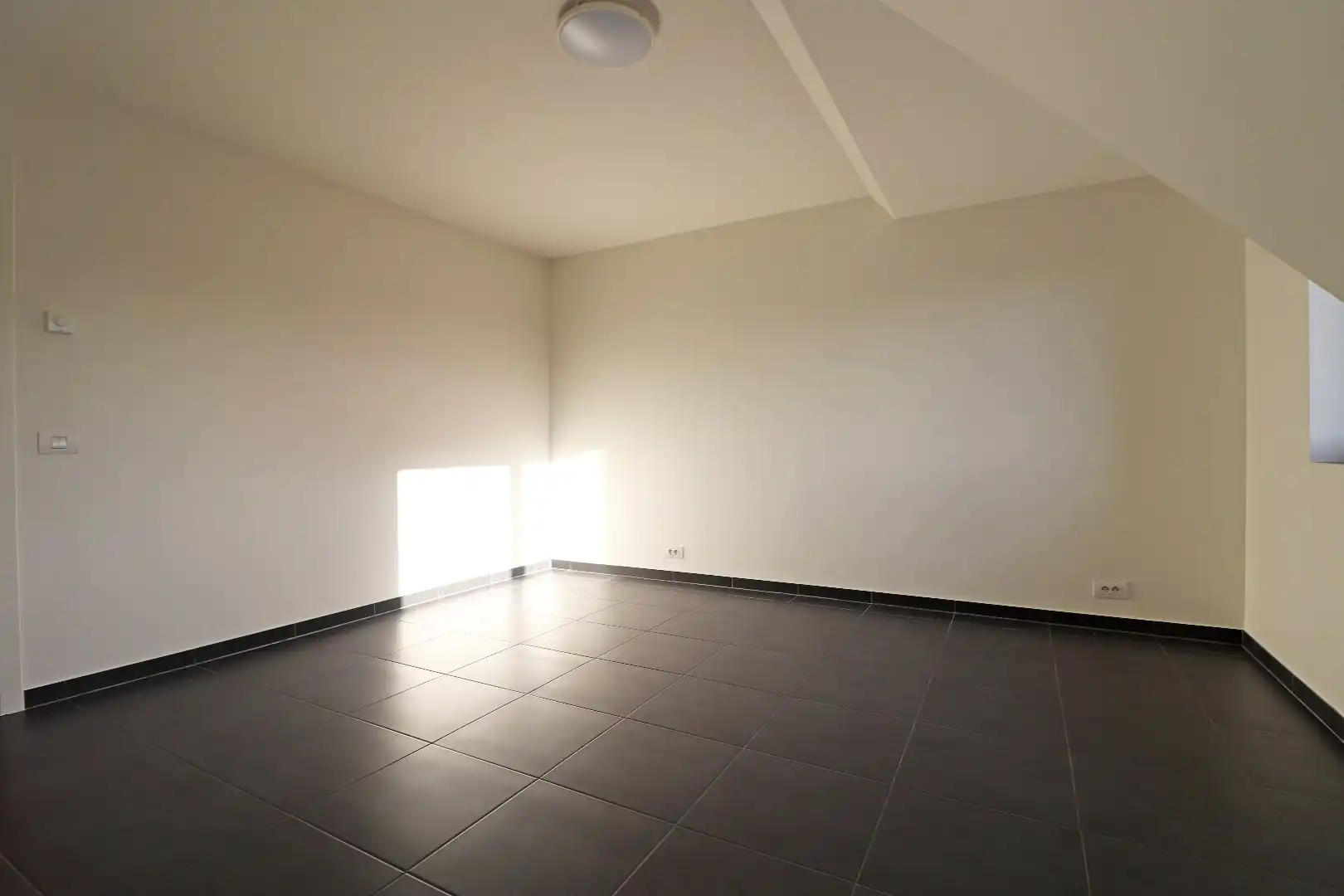 Lichtrijke woning met carport foto 6