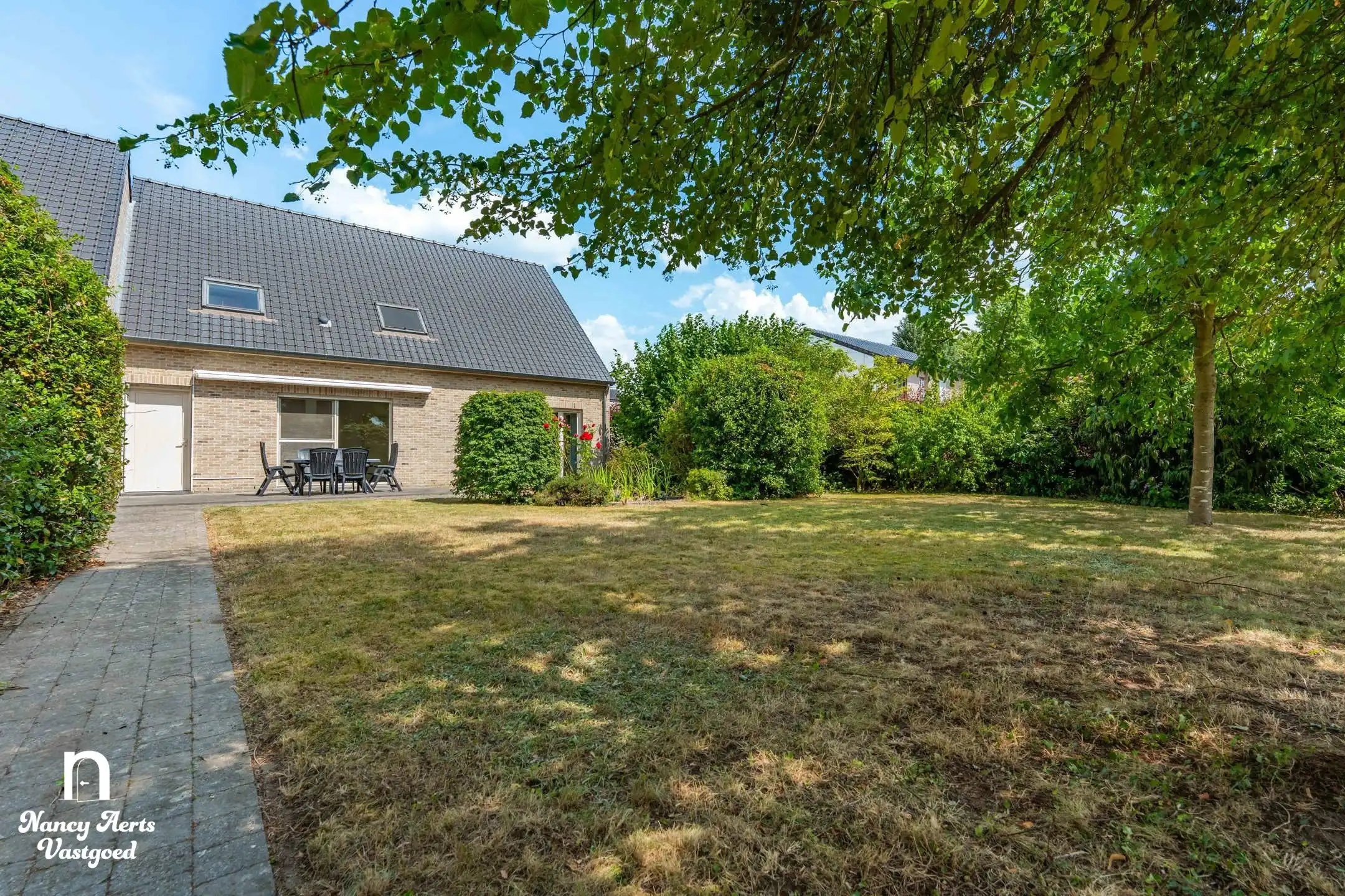 Ruime instapklare woning met prachtige tuin en 4 slaapkamers foto 20