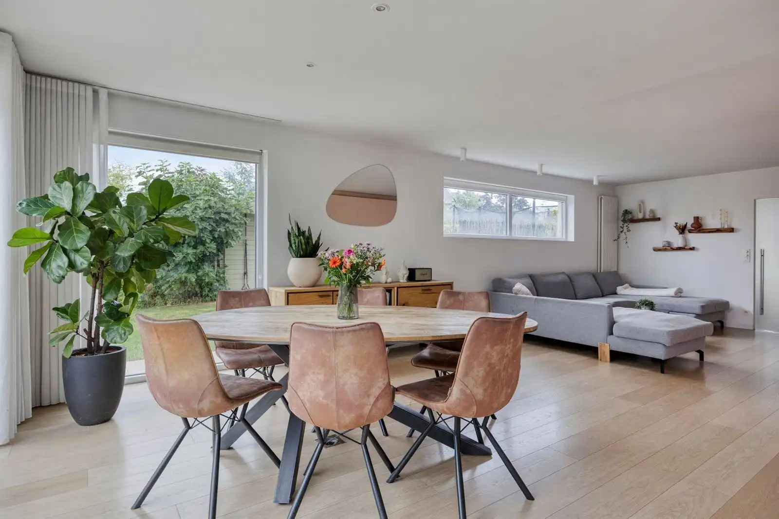 Halfopen bebouwing 5 slaapkamers met tuin  foto 2