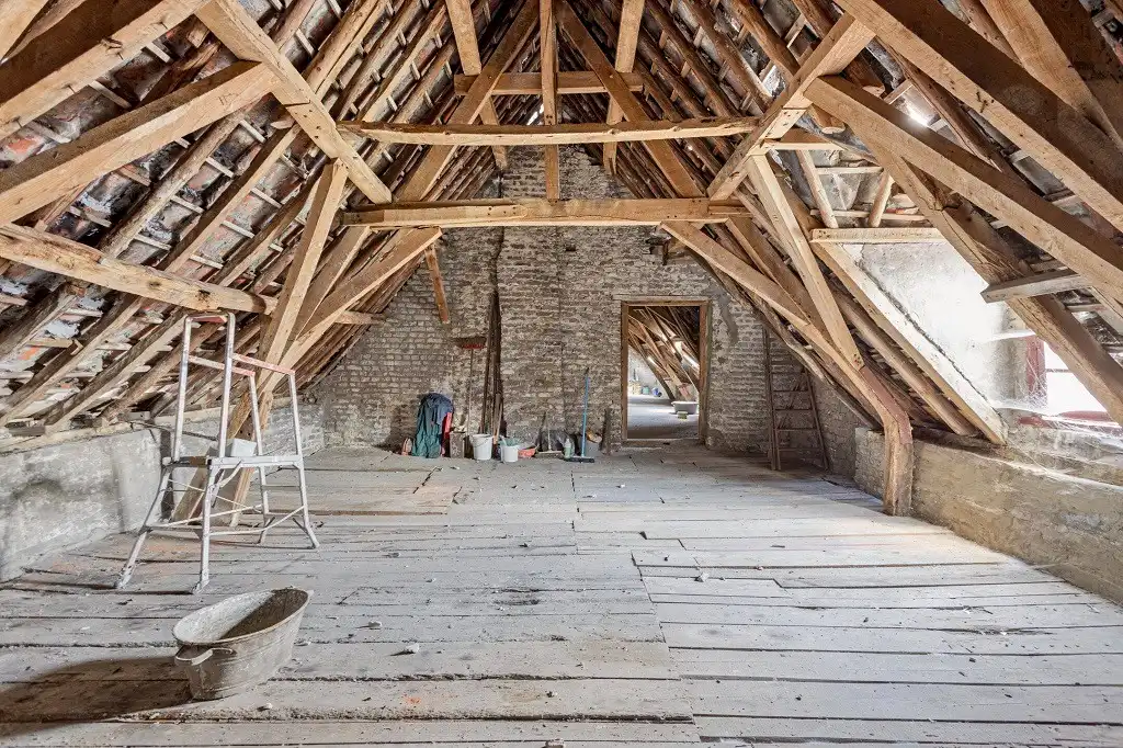 VEURNE: Historisch gebouw (reeds vermeld begin 15de eeuw, verbouwd in 1716) met meerdere garages pal in het centrum van Veurne op 673m² grondoppervlakte. foto 18