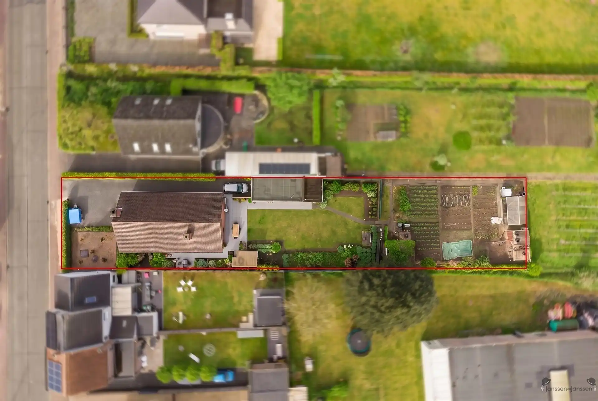 Verzorgde woning met grote tuin foto 4