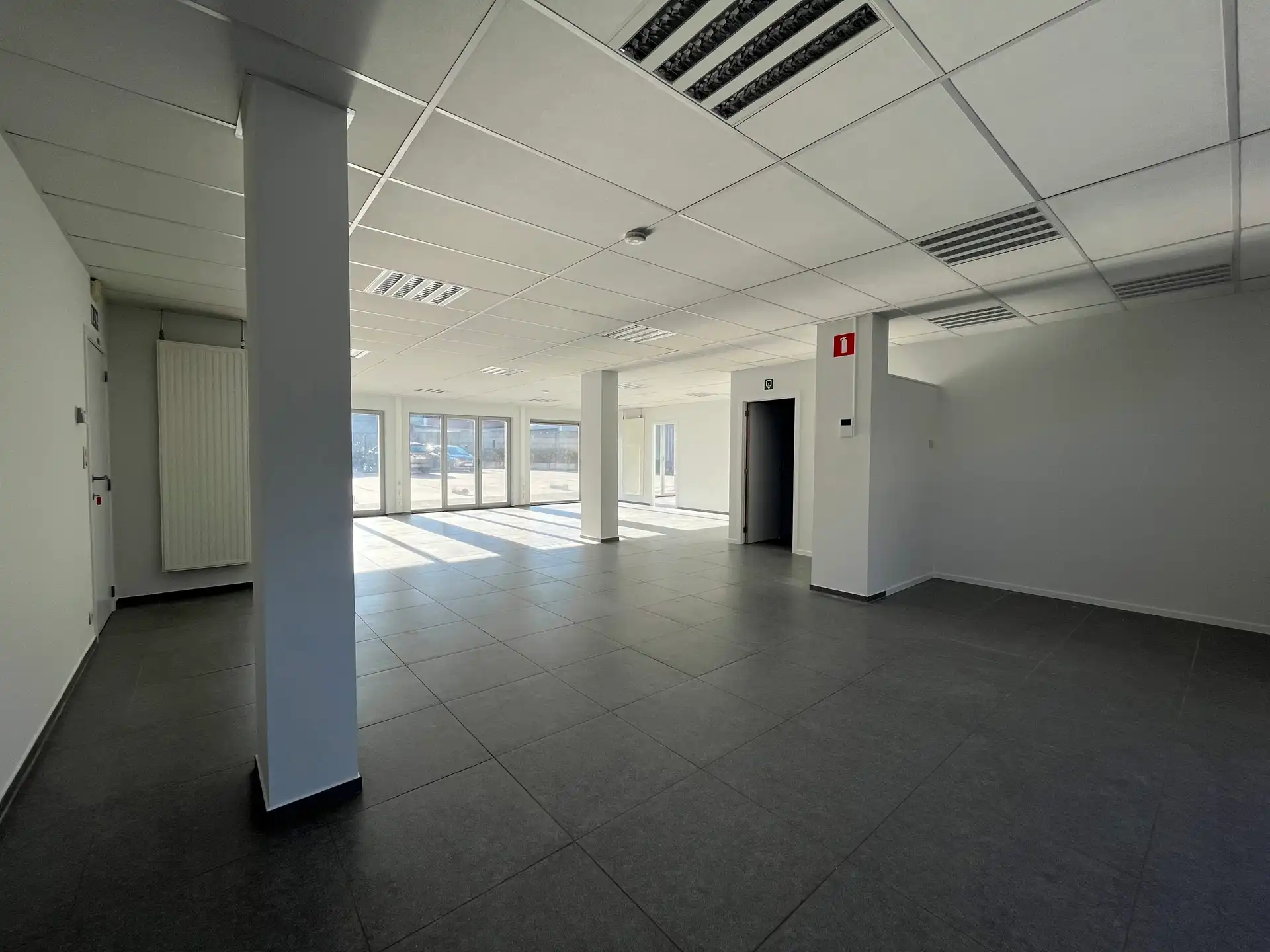 RUIME HANDELS/KANTOORRUIMTE TE HUUR IN TERNAT foto 9