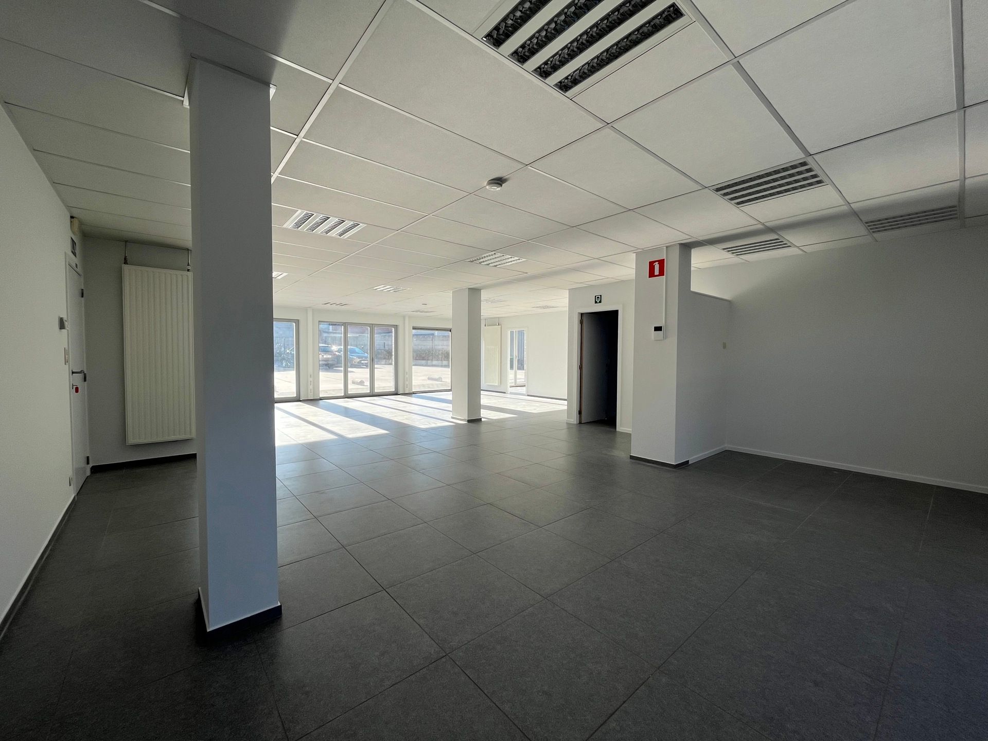 RUIME HANDELS/KANTOORRUIMTE TE HUUR IN TERNAT foto 9