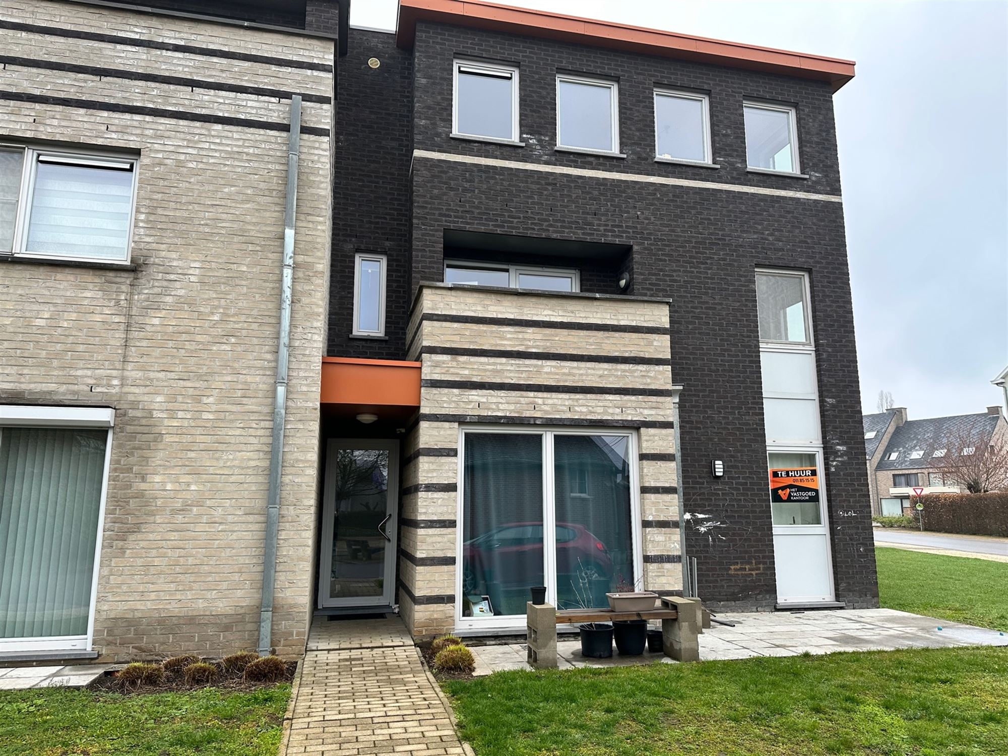 GELIJKVLOERS APPARTEMENT MET 2 SLAAPKAMERS, TERRAS, BERGING EN AUTOSTANDPLAATS TE BERINGEN foto {{pictureIndex}}