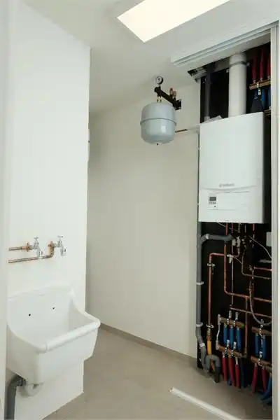 Volledig vernieuwde rijwoning met 3 slaapkamers, aangelegde tuin en private parkeerplaats foto 9