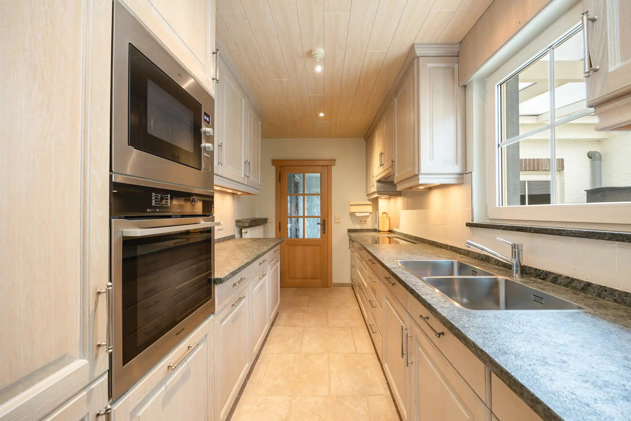 Charmante rietgedekte HOB met garage foto 12