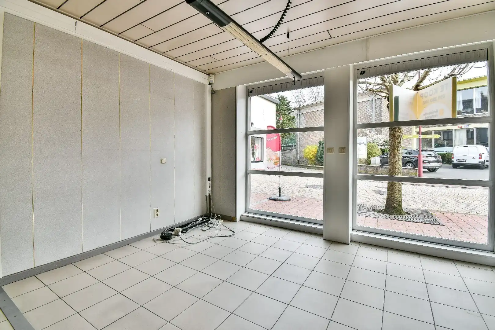 Commerciële handelsruimte/ kantoor / praktijkruimte met garage in het centrum van Lichtervelde! foto 6